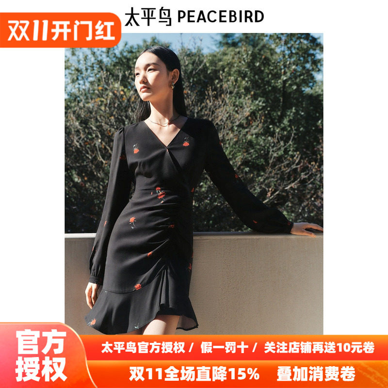 太平鸟雪纺碎花连衣裙女2026秋新款长袖短款花边裙摆法式V领气质
