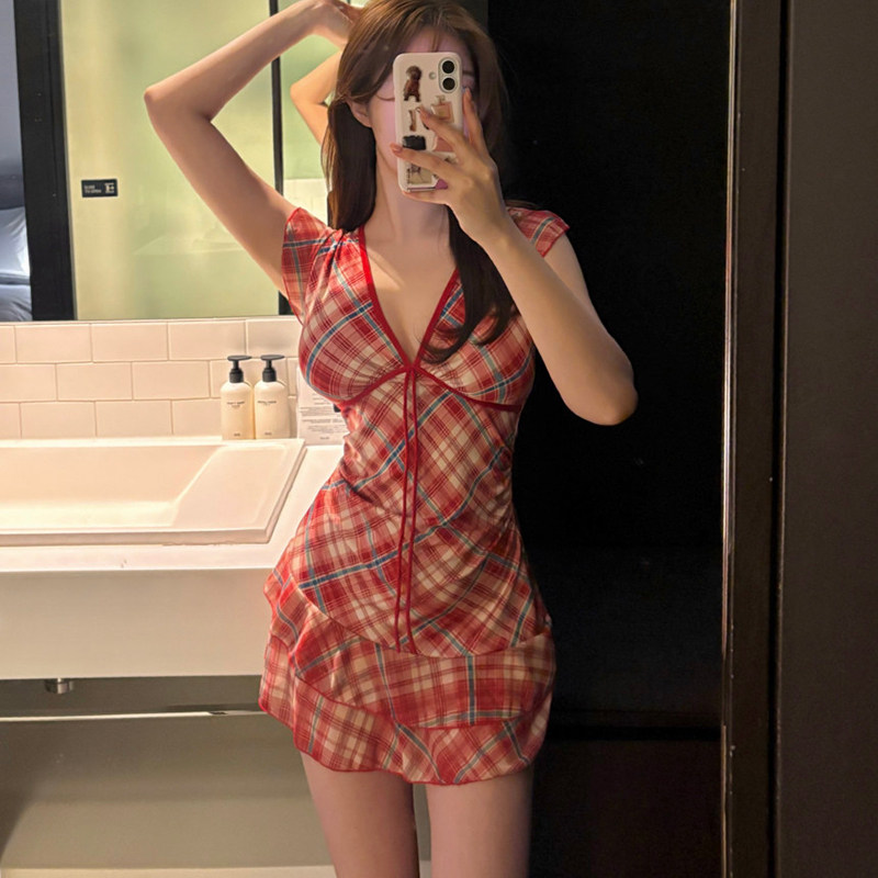 日系甜美风红色格子V领连体泳衣女裙式高级感显瘦温泉度假泳装