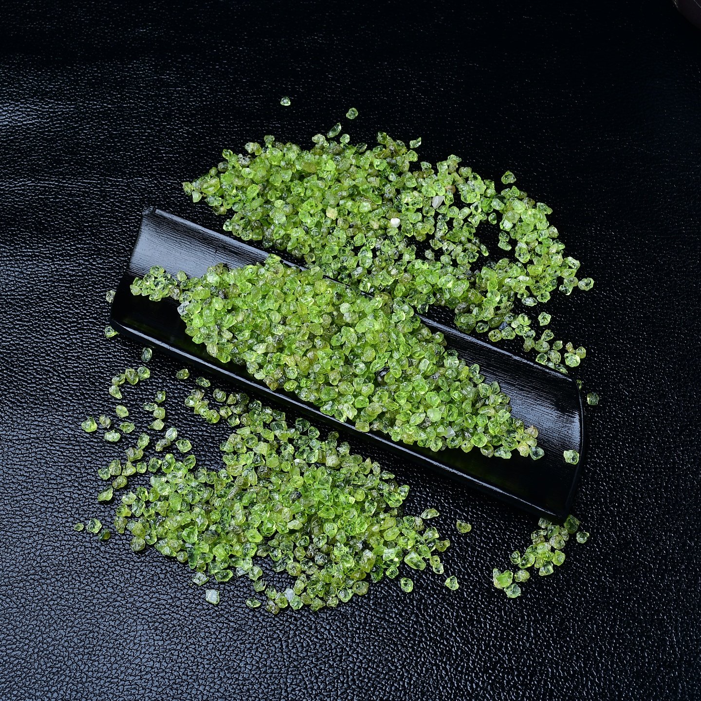 天然橄榄石碎石水晶原石裸石镶嵌美甲供曼扎七宝石水培鱼缸造景石