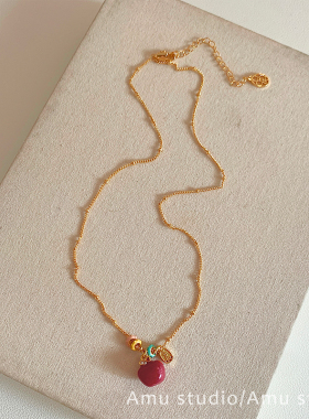金色细链红苹果吊坠项链女高级感轻奢小众锁骨链2026新款颈链配饰