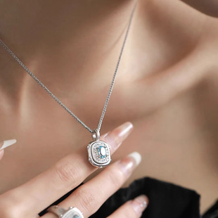璀璨光芒锆石方形吊坠项链女时尚小众设计感精致百搭高级感锁骨链
