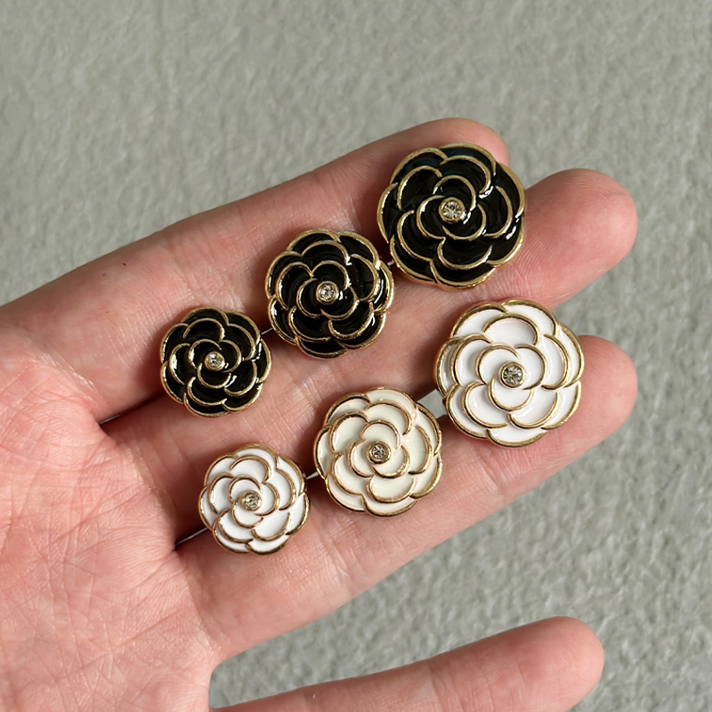 金属花朵小香百搭风黑白金边纽扣