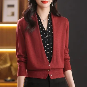 素订女装旗舰店2024秋冬新款时尚印花V领假两件套长袖针织开衫女