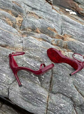 2026夏季性感露趾一字带漆皮红色蛇纹底百搭镭射红酒红色高跟凉鞋