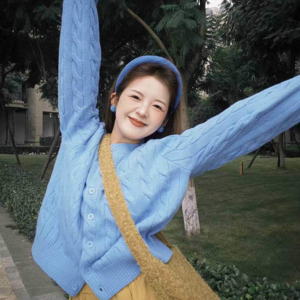 多巴胺蓝色麻花设计感毛针织衫