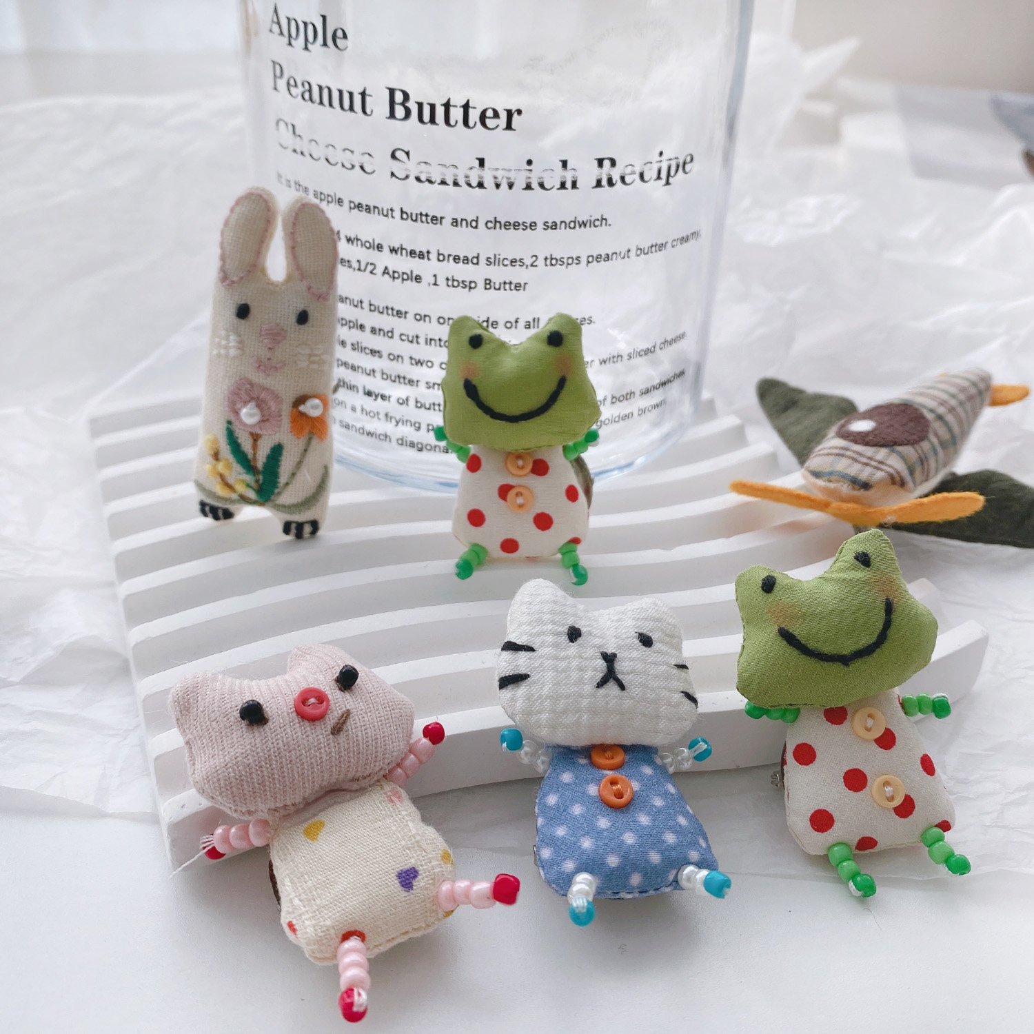 手工布艺装饰扣针 青蛙公仔玩偶胸针包包围巾帽子装饰别针