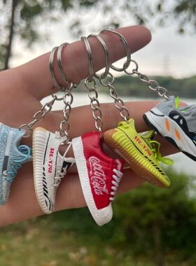 迷你yeezy椰子白斑马350V2满天星模型700钥匙扣立体背包挂件礼物