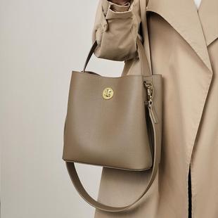 水桶包女2025新款真皮通勤单肩包百搭头层牛皮手提包大容量斜挎包