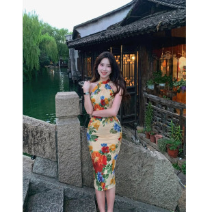 纯欲辣妹风挂脖绑带露背印花连衣裙女夏季无袖包臀中裙高级感气质