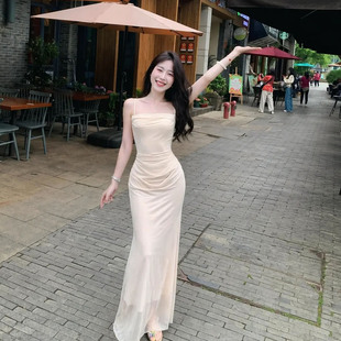 高级感荡领吊带网纱修身连衣裙女新款白色气质褶皱显瘦礼服裙长裙