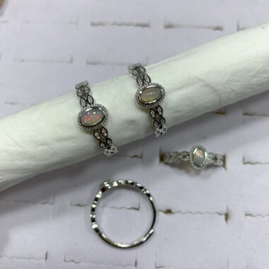 天然欧泊戒指白铜托活口裸石约3*5mm一件和十件价格编号45