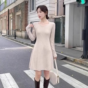 短款连衣裙女秋冬小个子法式针织裙子收腰打底裙配大衣a字毛衣裙