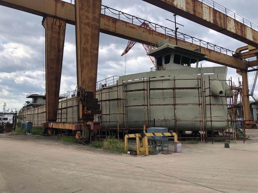 建造中的“锦江1633”轮