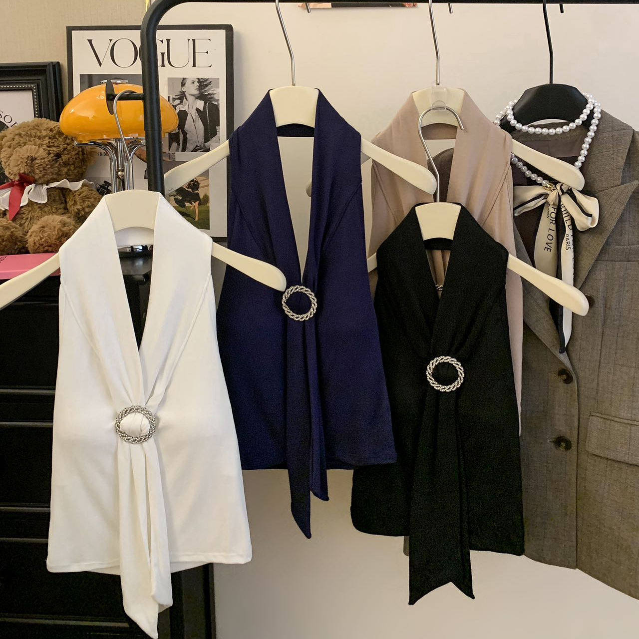 简约纯色V领飘带挂脖吊带背心女内搭外穿带胸垫高级感美背上衣潮