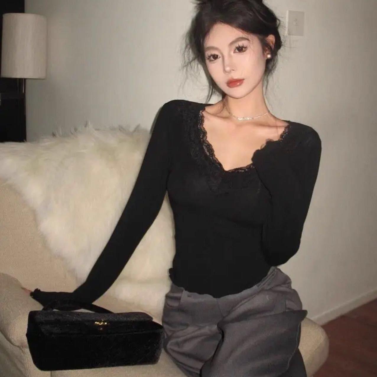 纯欲蕾丝拼接V领长袖T恤女带胸垫秋冬内搭修身显瘦打底衫外穿上衣