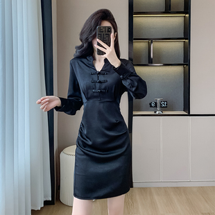 中式国风黑色短裙女2024春季新款气质显瘦盘扣小V领收腰连衣裙女