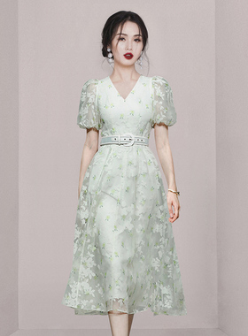 绿色温柔碎花裙2023新款夏季长裙收腰a字小众泡泡袖气质v领连衣裙
