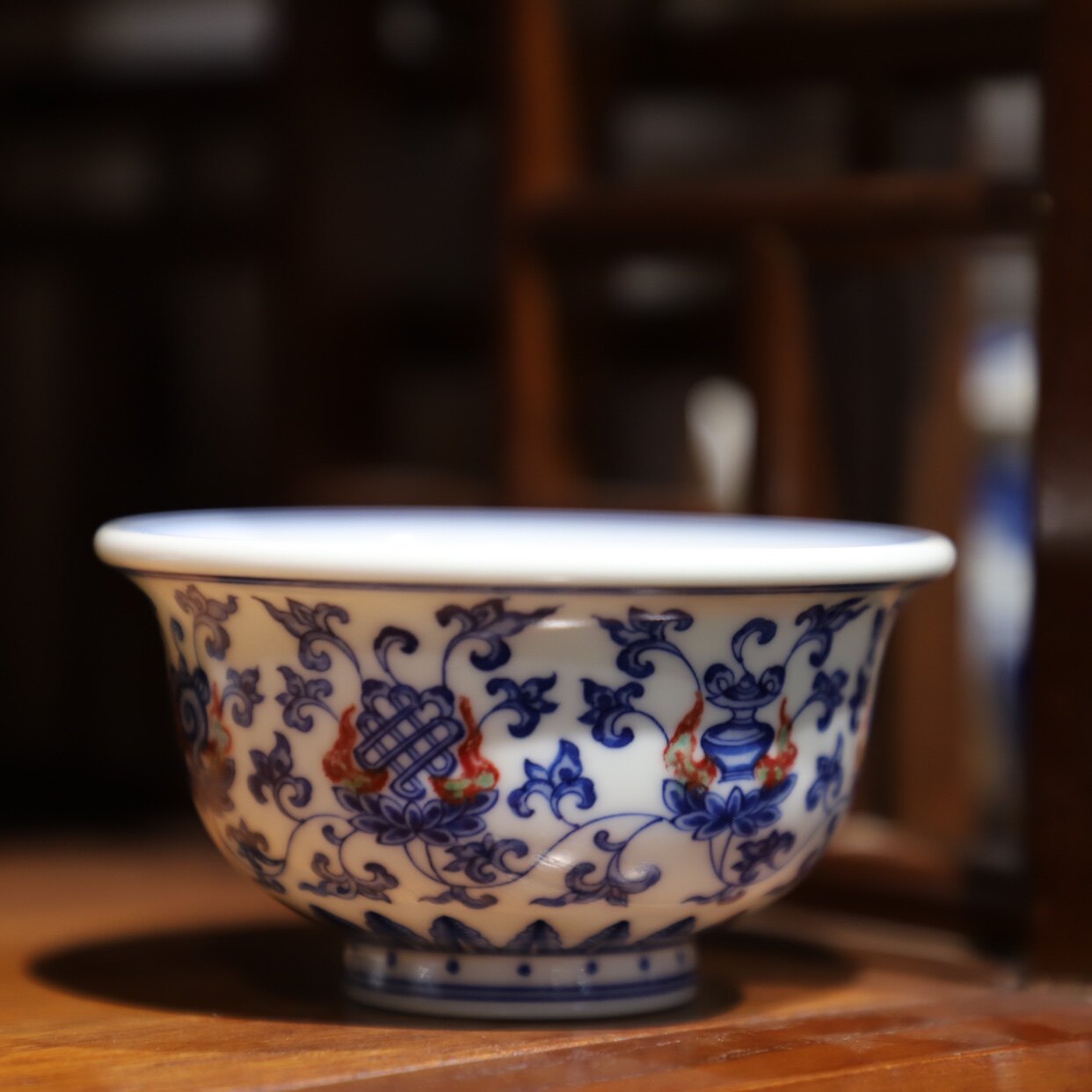 慢生堂 青花釉里红莲托八宝纹压手杯