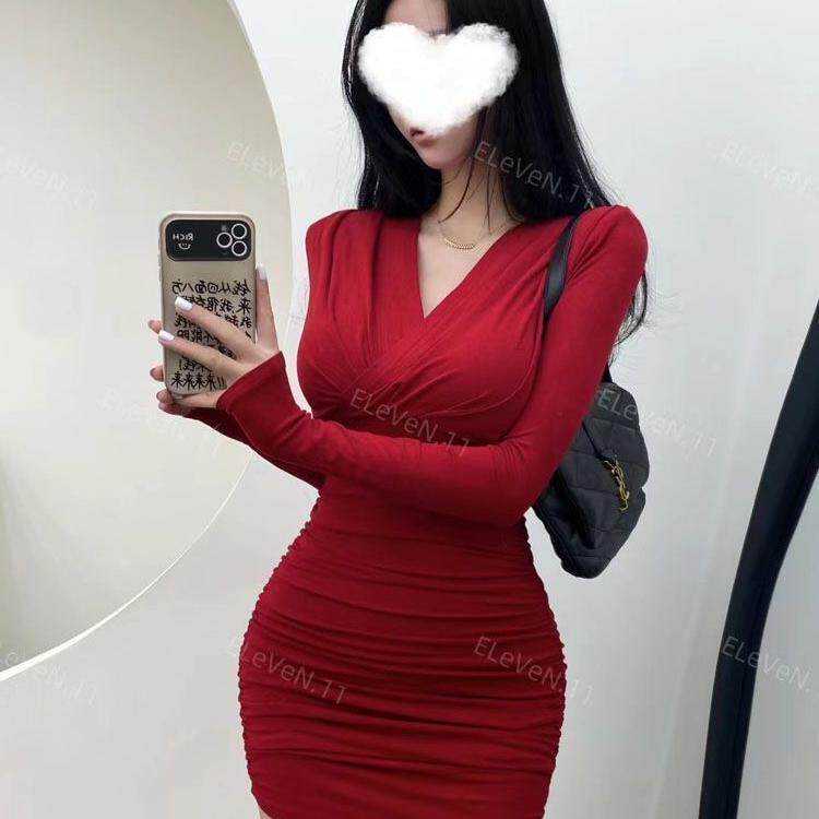 法式辣妹性感交叉褶皱设计感连衣裙女春秋款修身显瘦V领包臀短裙