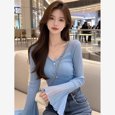 蓝色V领喇叭袖修身显瘦别致上衣
