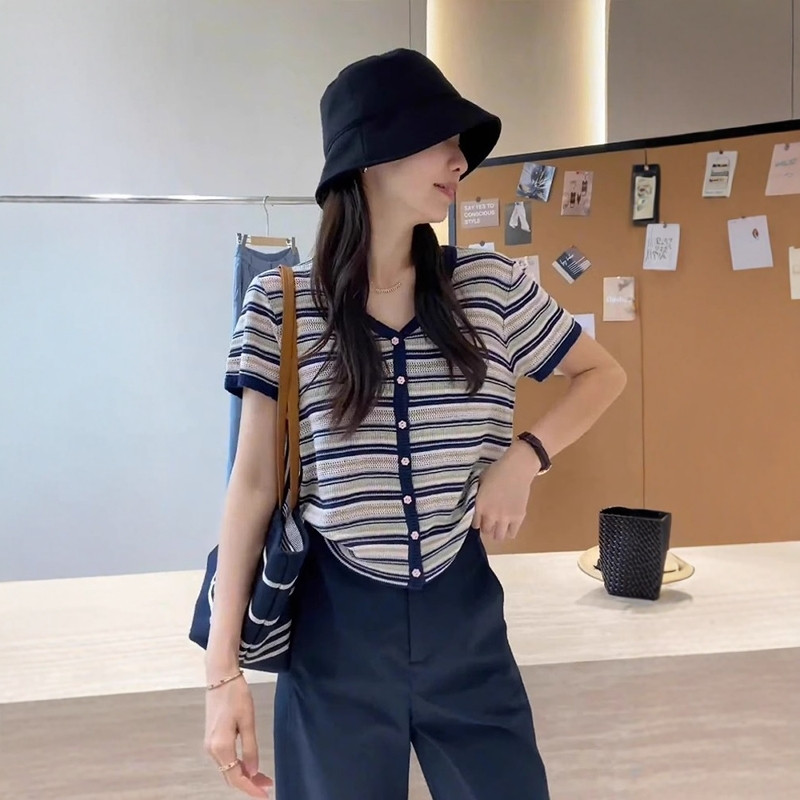 蓝色条纹v领正肩短袖t恤女夏