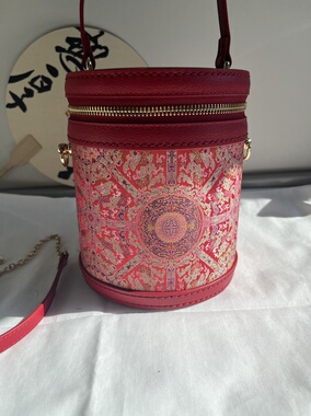 真皮上久楷红色八达晕手作女包新中式真丝宋锦新婚礼物发财水桶包