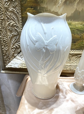 爱尔兰伯力克浮雕牙色瓷大花瓶29厘米