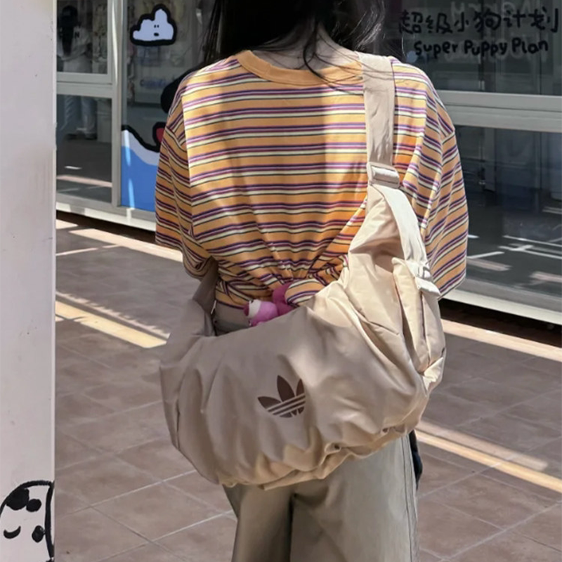 阿迪女士单肩经典羊角腋下云朵包