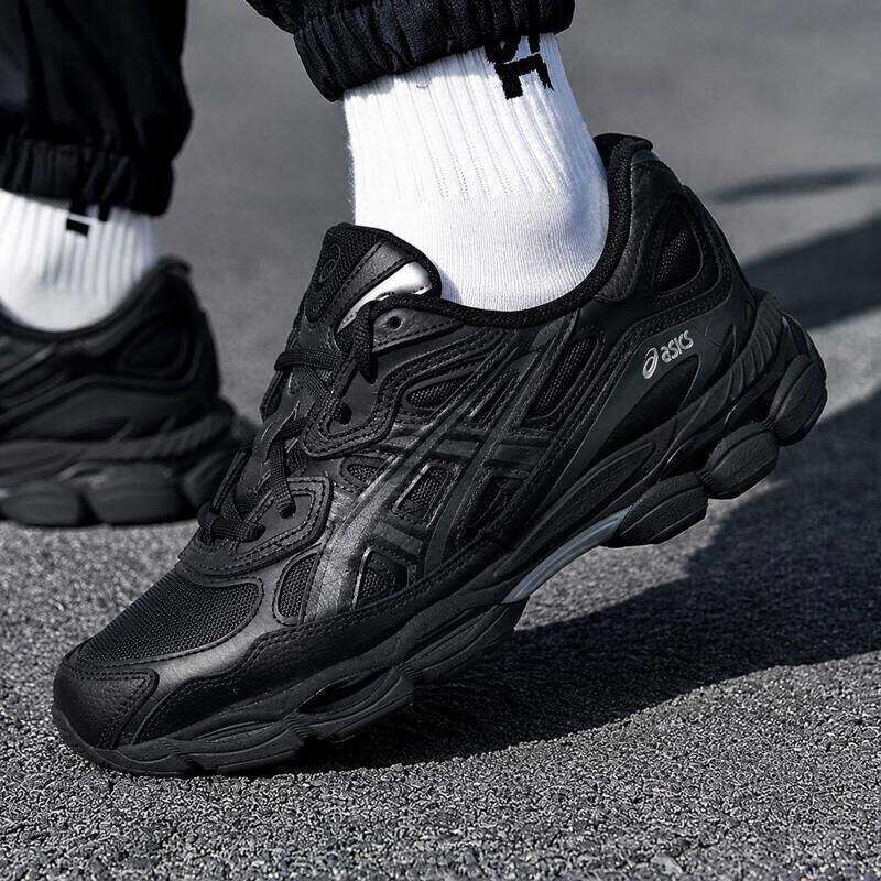 正品Asics亚瑟士跑步新款运动鞋