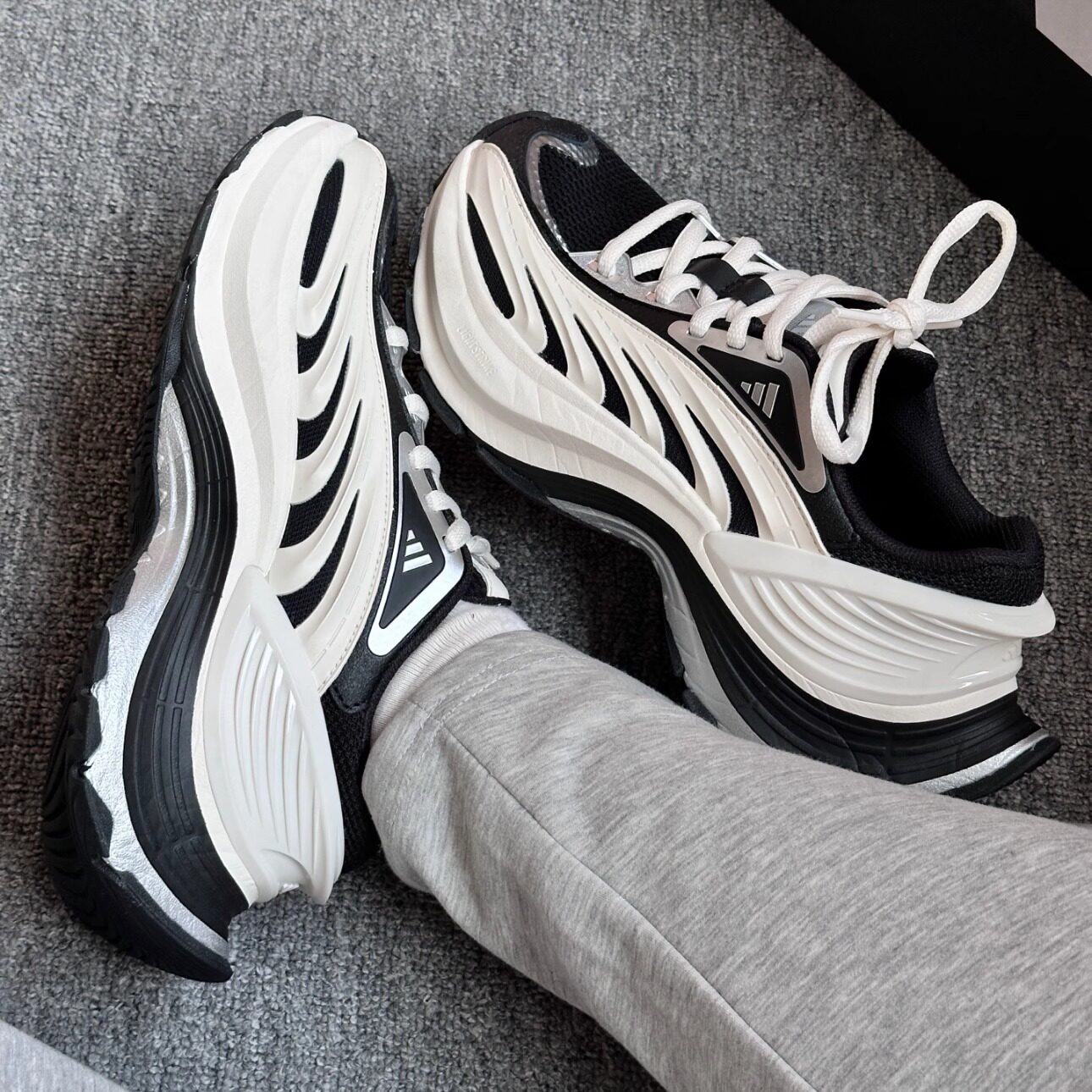 adidas阿迪达斯正品运动老爹鞋男女同款黑白时尚厚底跑步鞋IH1571