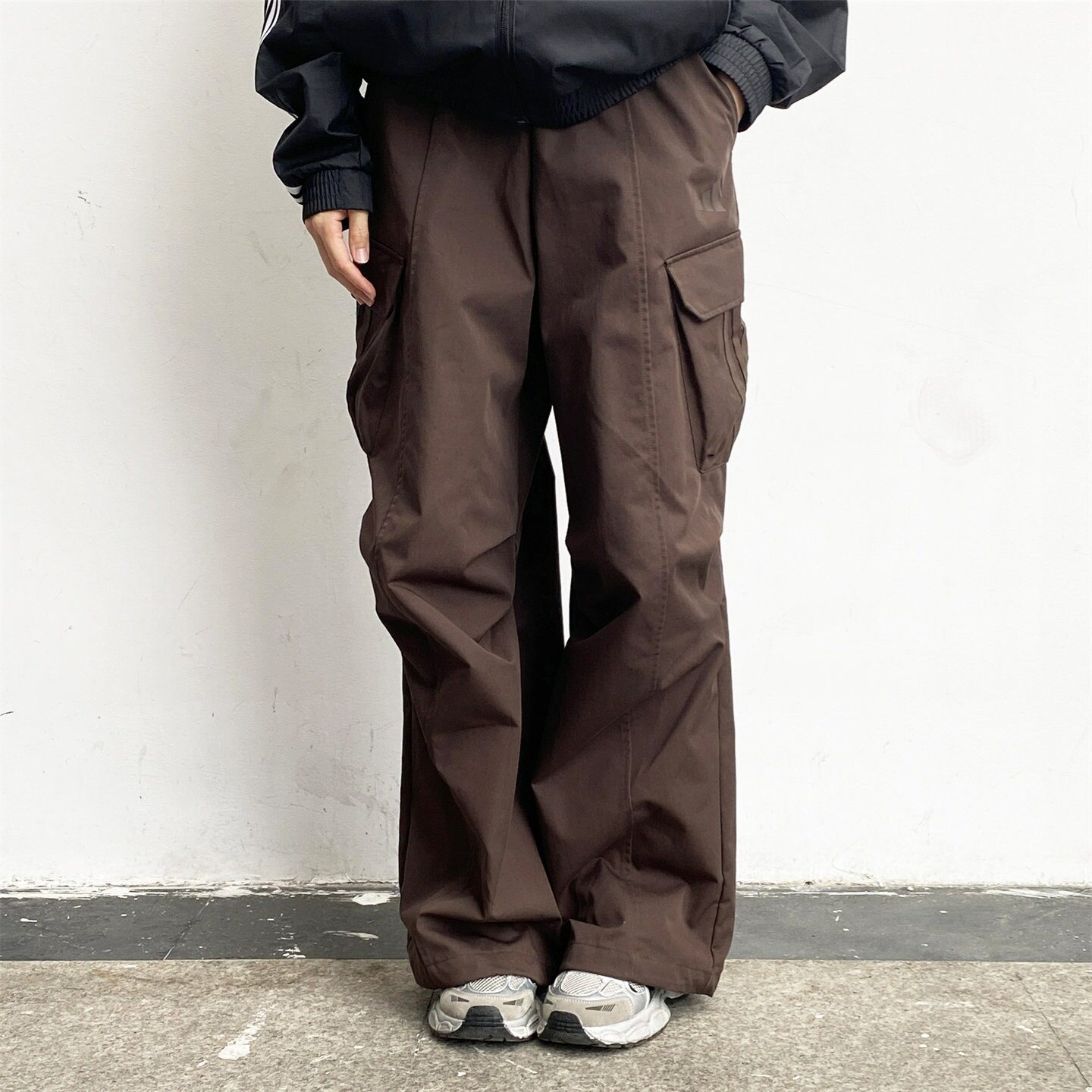Adidas阿迪达斯长裤女子秋季宽松新款户外运动弯刀伞兵裤KW0685