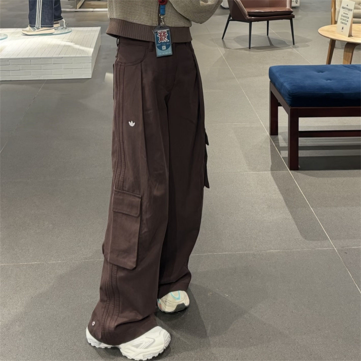 阿迪达斯三叶草棕色工装裤女款2026新款复古百搭宽松阔腿直筒长裤