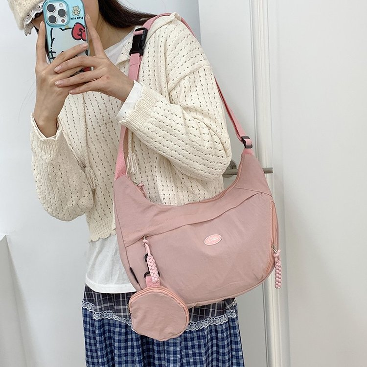 新款春夏ins日系饺子包女休闲百搭少女斜挎包百搭纯色通勤单肩包