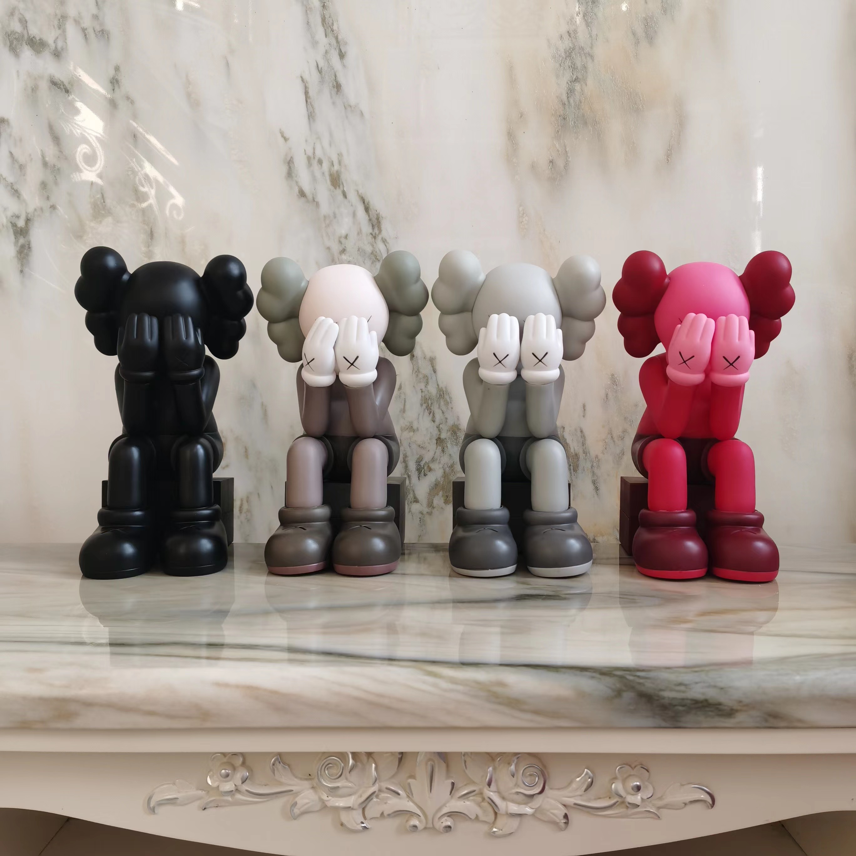 mand kaws originalfake海港城坐款潮玩公仔玩偶摆件模型现货-封面