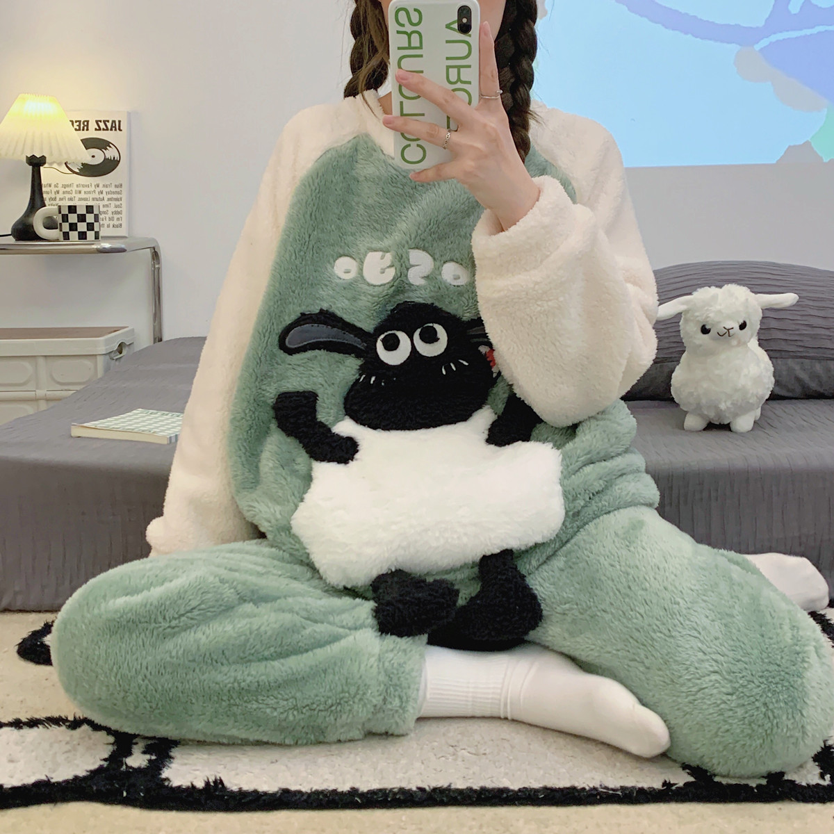 冬天少女可爱小羊珊瑚绒睡衣女秋冬季加厚可外穿法兰绒居家服套装