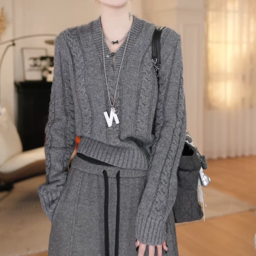 韩系灰色V领麻花编织长袖针织衫女2025秋冬时尚修身显瘦短款毛衣