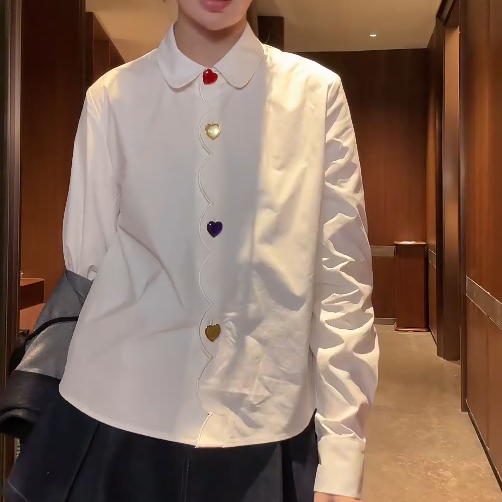 “心灵捕手”秋冬新款小众多彩爱心扣扇贝边门襟白衬衫修身上衣女