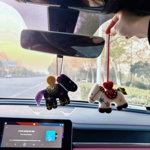 新年手工成品羊毛毡包包挂件可爱小马玩偶车载后视镜车挂饰公仔