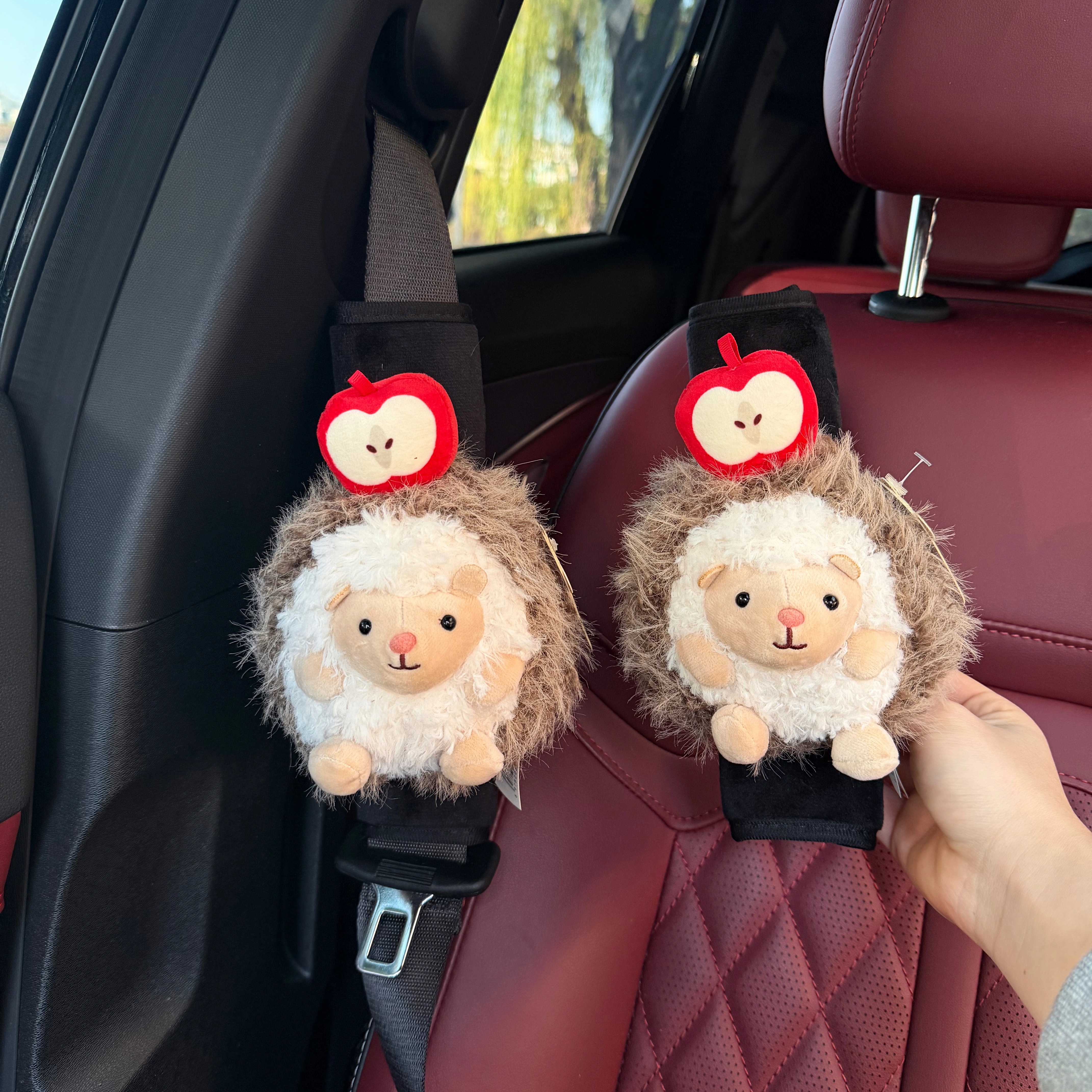 可爱苹果小刺猬公仔车载护肩套毛绒公仔装饰摆件防勒脖车载装饰