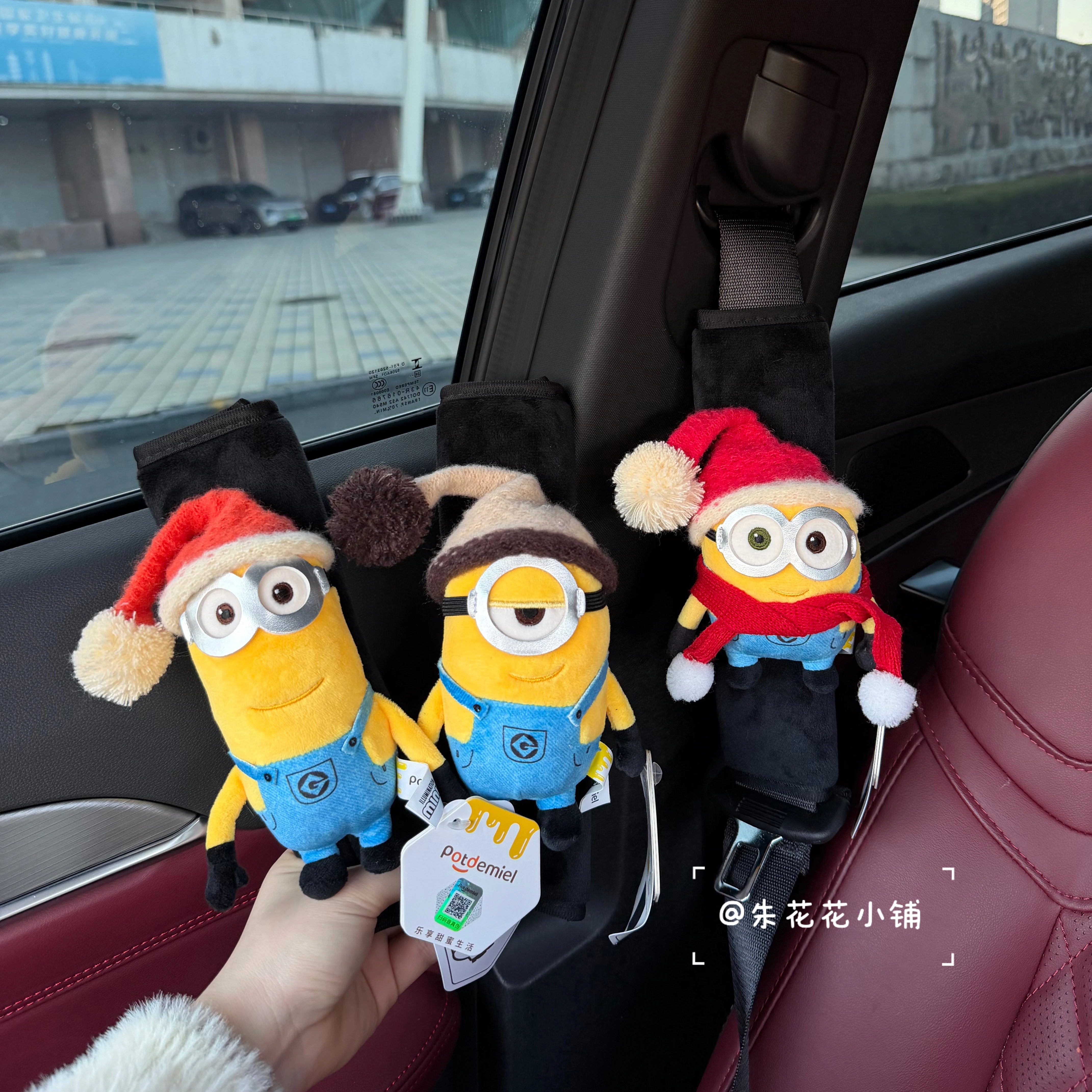 正版毛球帽小黄人汽车安全带护肩套可爱车载装饰品车内情侣装饰品