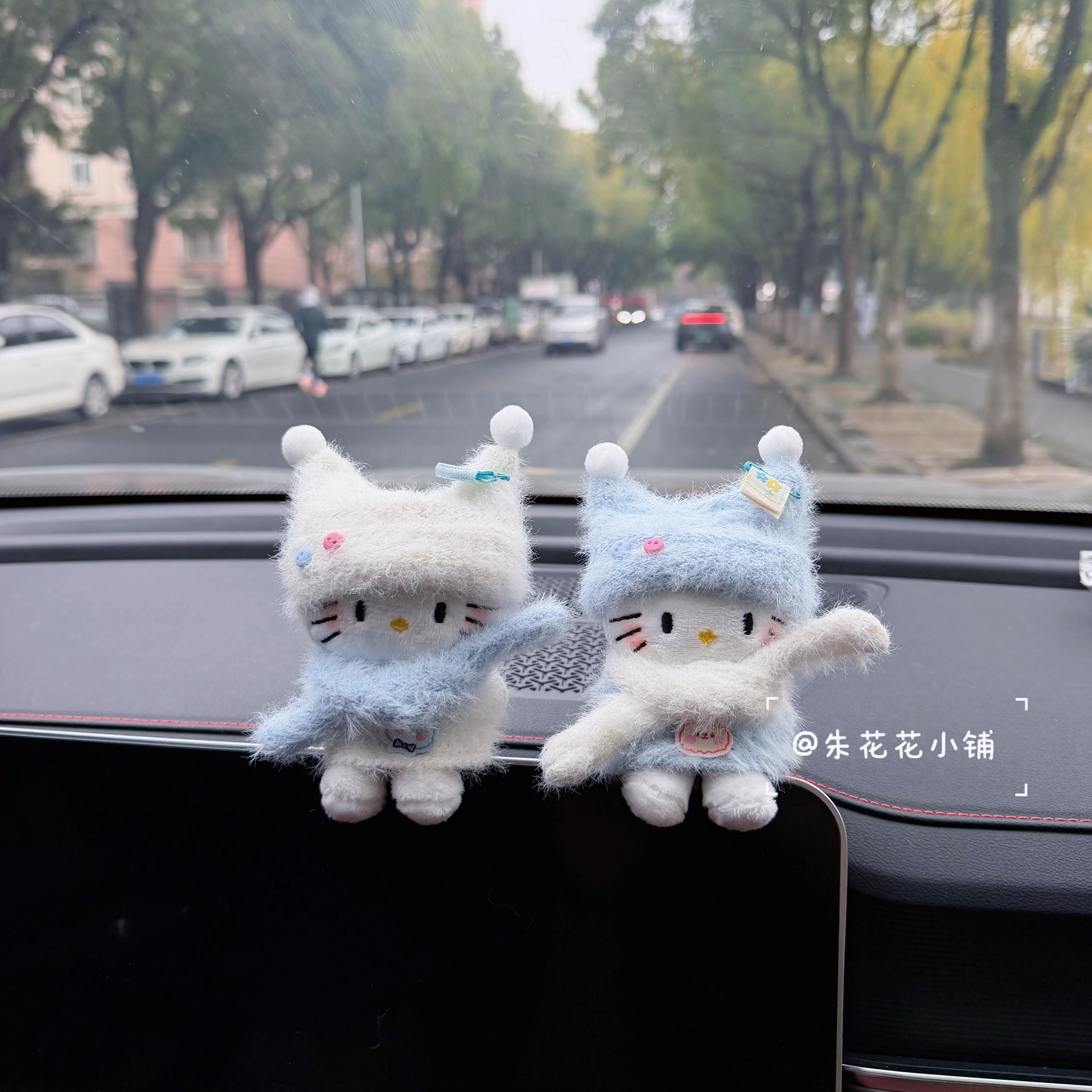 冬日围巾kitty车载摆件2025新款汽车中控台车内装饰品毛绒玩偶