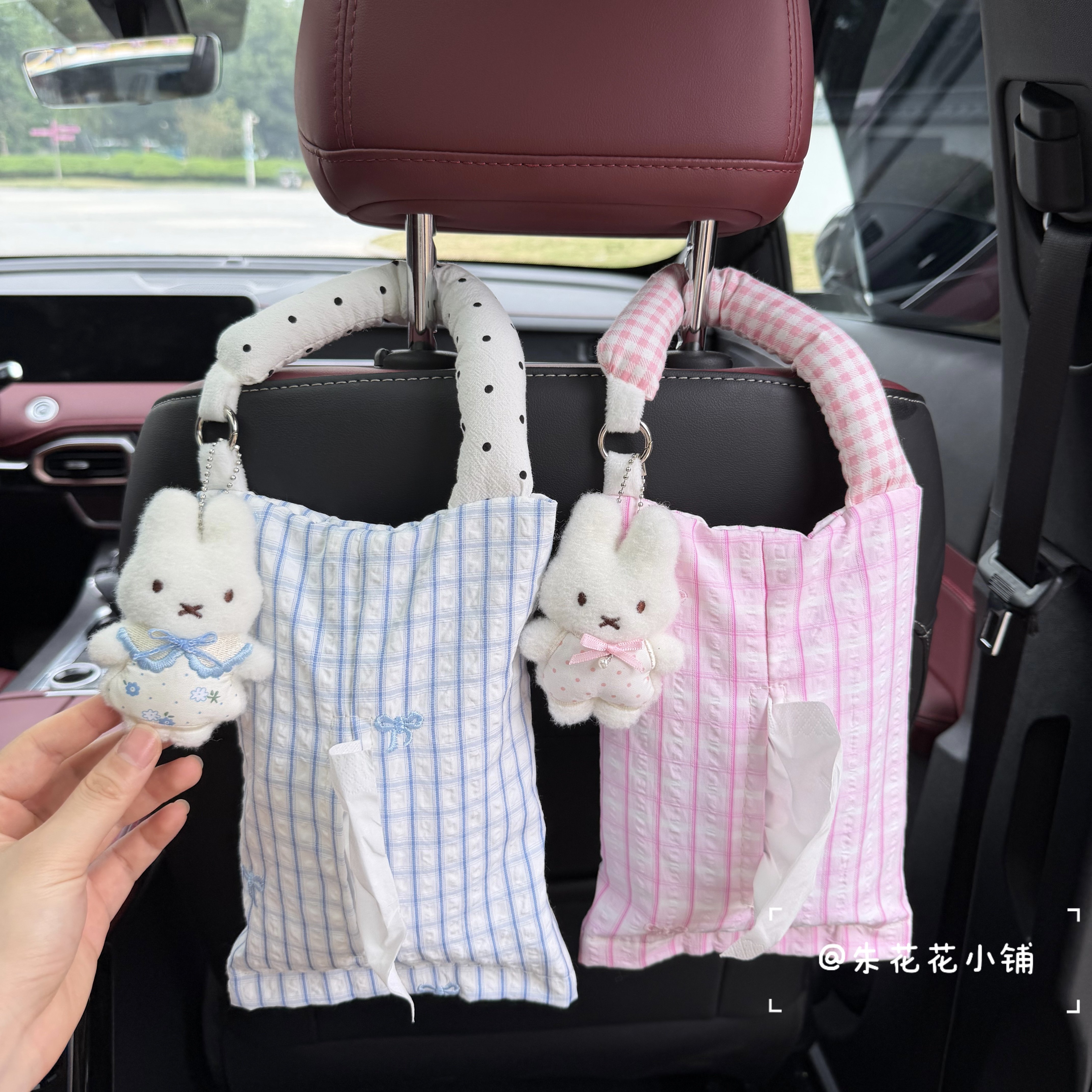 可爱小兔格子车载纸巾盒挂袋女生车内纸巾盒车上挂式玩偶抽纸盒