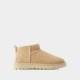 女款 Classic UGG Ultra Mini 沙色皮质踝靴 雪地靴