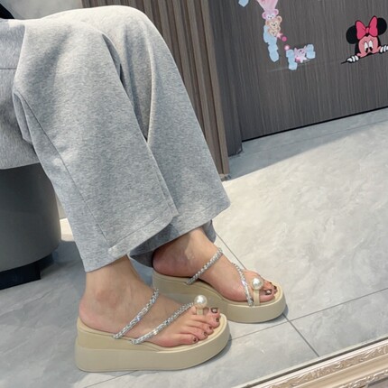 显白超好看绝美凉拖鞋女外穿2026新款厚底坡跟配裙子增高水钻拖鞋