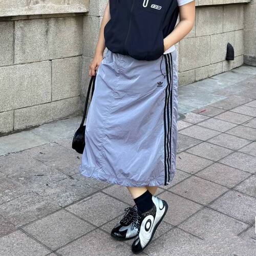 阿迪达斯三叶草三条纹工装半身裙