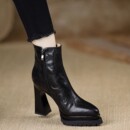 10cm防水台高跟短靴女2025年秋冬新款真皮时尚粗跟黑色尖头时装靴