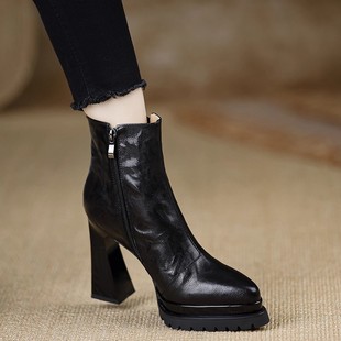 10cm防水台高跟短靴女2025年秋冬新款真皮时尚粗跟黑色尖头时装靴