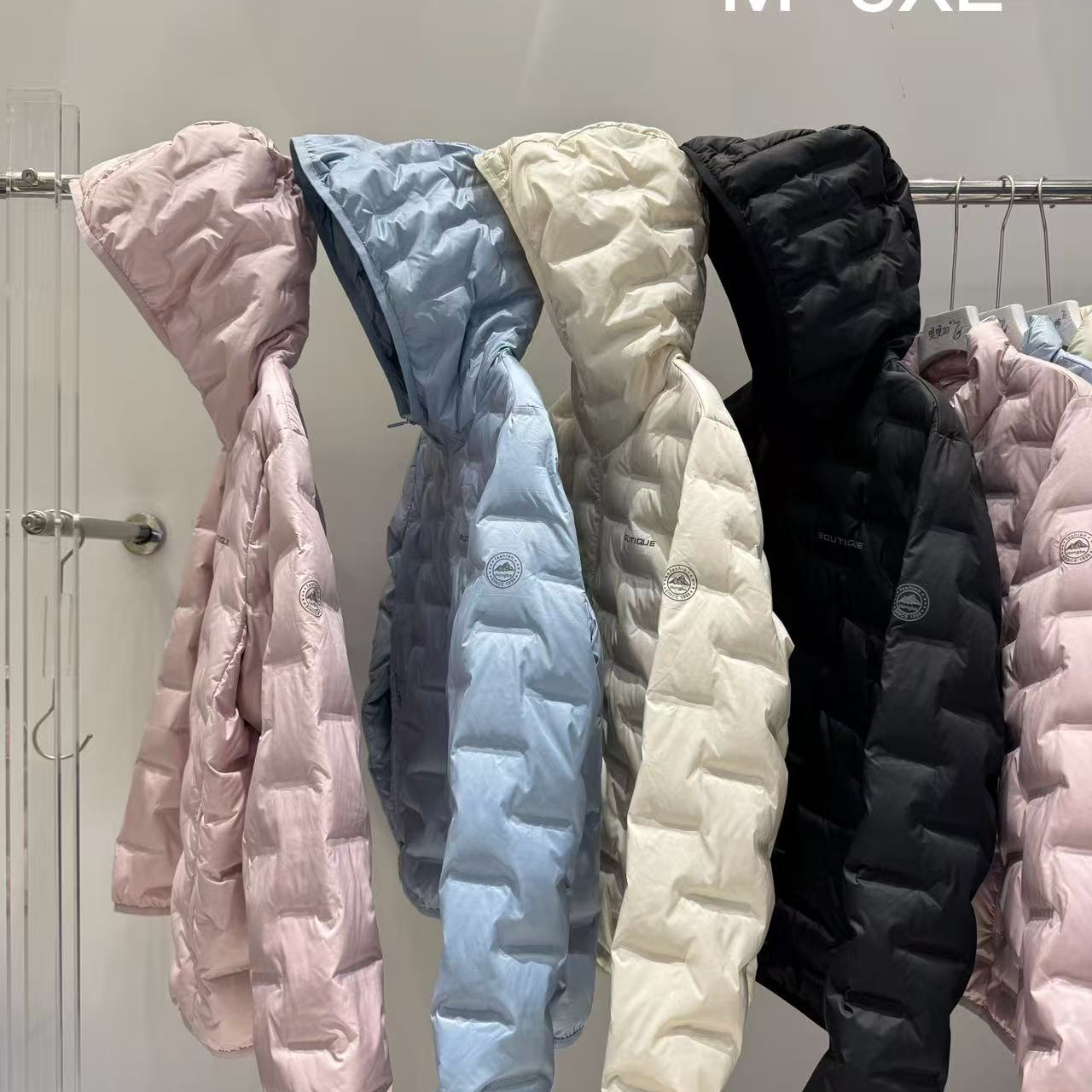 MOM薄女2025冬新连帽时尚无痕压脚工艺保暖羽绒服外套35813宏