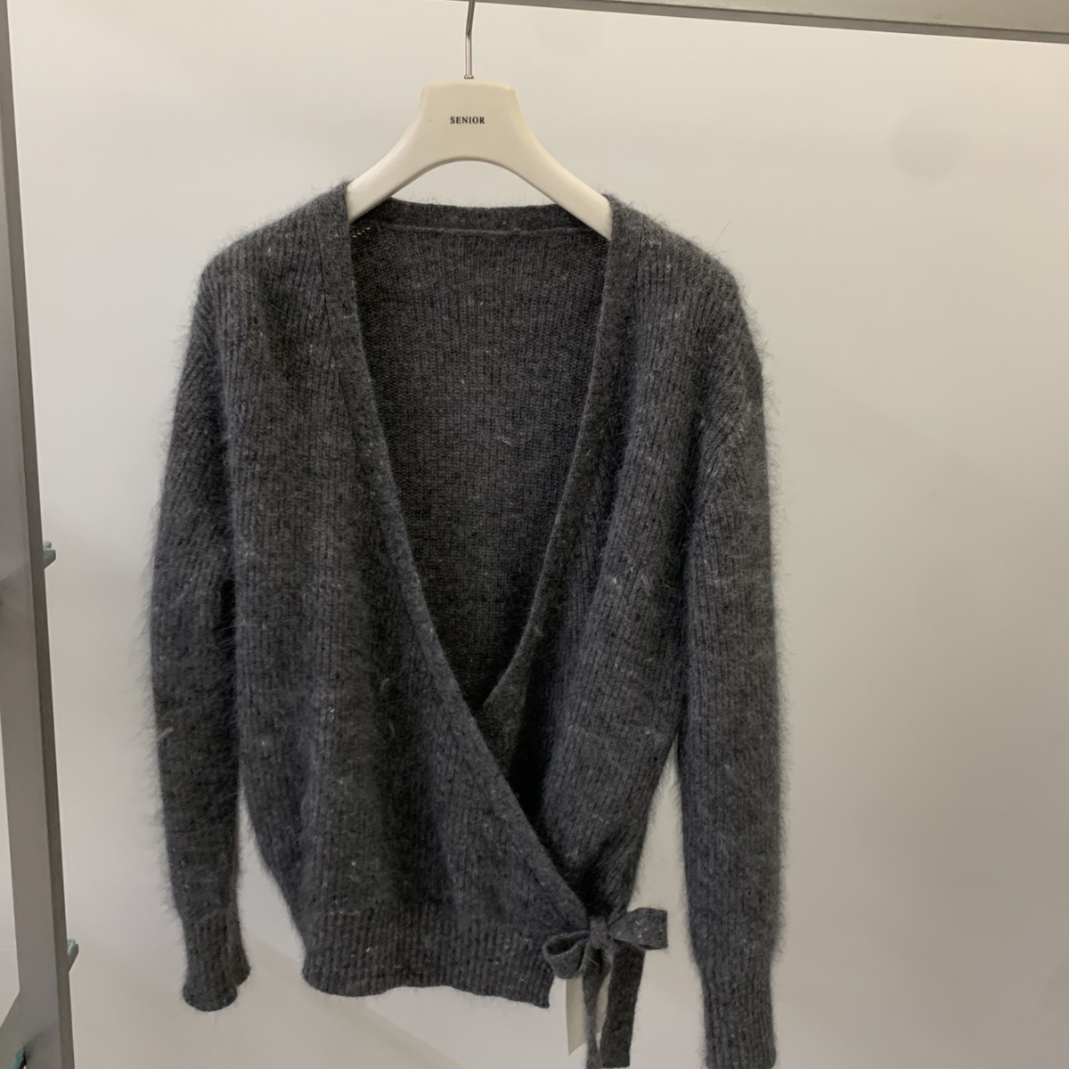 MOM荐降温衔接气质温柔绒感交叉领系带保暖毛衣（含40羊毛）TS439