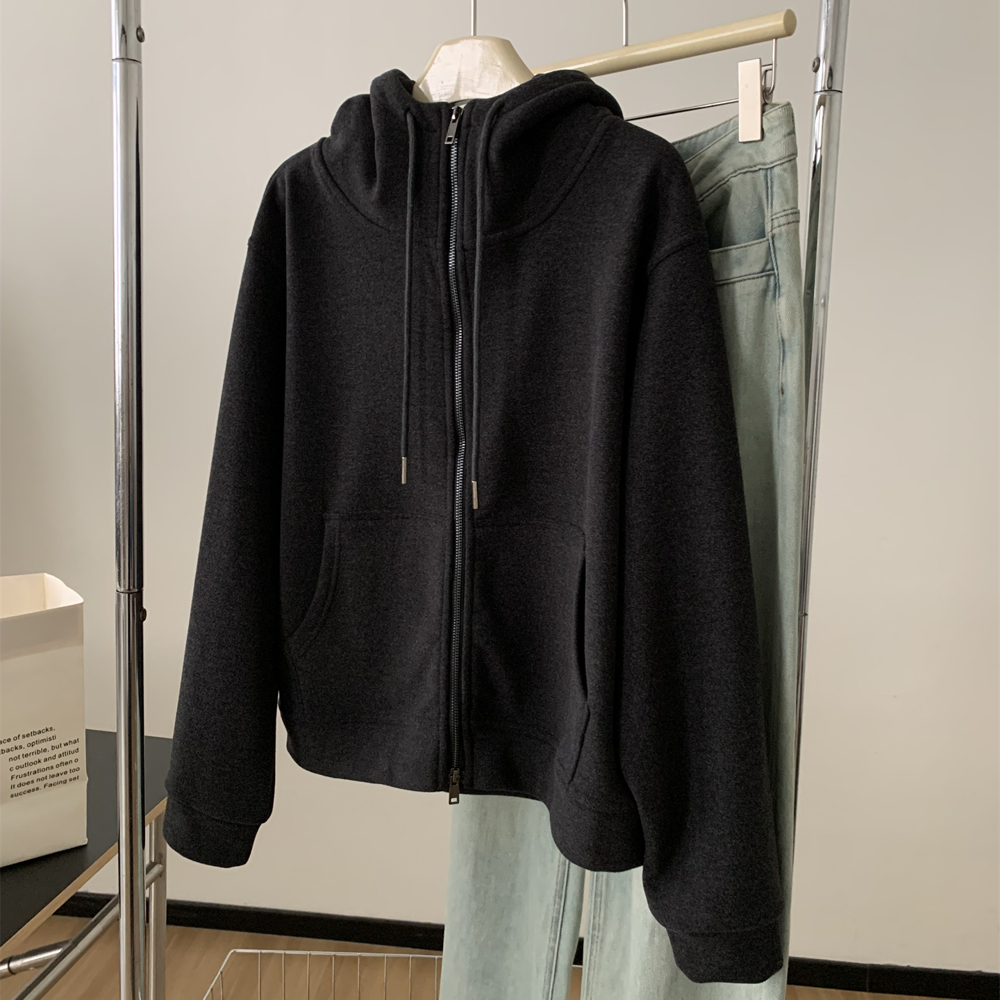 松弛感深灰立领连帽加绒卫衣外套